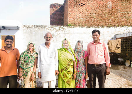 indische Gruppe Massen ländlichen Dorfbewohner Familie nach Hause stand Stockfoto