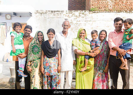 indische Gruppe Menschenmassen ländlichen VillagerJoint Familie zu Hause stehen Stockfoto