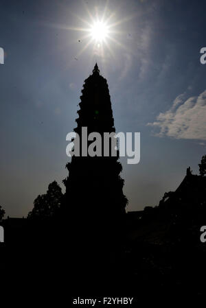 (150926)--HONGTONG, 26. September 2015 (Xinhua)--Foto aufgenommen am 25. September 2015 zeigt Feihong (Flying Rainbow) am Guangsheng Tempel im Hongtong Grafschaft, Nord-China Shanxi Provinz. Die Guangsheng Tempel wurde zunächst im ersten Jahr (147 n. Chr.) der Jianhe Herrschaft der Östlichen Han-Dynastie (20-220 n. Chr.) eingerichtet. Der Tempel unterzog sich mehreren Schäden bei Erdbeben und einige Reparaturen in den letzten Jahren erlebt. Der fliegende Rainbow Tower, eines der charakteristischen Tempelarchitektur hat 13 Stockwerke mit einer Höhe von 47,31 m und ihr Flugzeug ist achteckig. Der ganze Turm war decorat Stockfoto