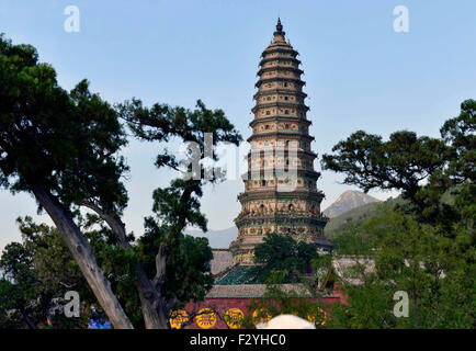 (150926)--HONGTONG, 26. September 2015 (Xinhua)--Foto aufgenommen am 25. September 2015 zeigt die Feihong (Flying Rainbow) Turm am Guangsheng Tempel im Hongtong Grafschaft, Nord-China Shanxi Provinz. Die Guangsheng Tempel wurde zunächst im ersten Jahr (147 n. Chr.) der Jianhe Herrschaft der Östlichen Han-Dynastie (20-220 n. Chr.) eingerichtet. Der Tempel unterzog sich mehreren Schäden bei Erdbeben und einige Reparaturen in den letzten Jahren erlebt. Der fliegende Rainbow Tower, eines der charakteristischen Tempelarchitektur hat 13 Stockwerke mit einer Höhe von 47,31 m und ihr Flugzeug ist achteckig. Der ganze Turm war de Stockfoto