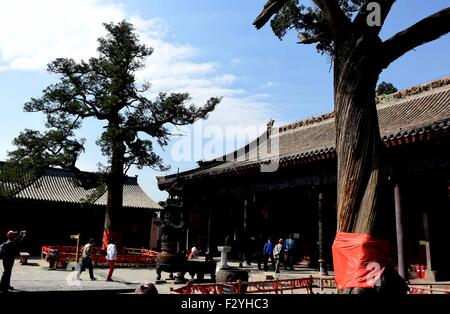 (150926)--HONGTONG, 26. September 2015 (Xinhua)--Touristen besuchen den Guangsheng Tempel im Hongtong Grafschaft, Nord-China Shanxi Provinz. Die Guangsheng Tempel wurde zunächst im ersten Jahr (147 n. Chr.) der Jianhe Herrschaft der Östlichen Han-Dynastie (20-220 n. Chr.) eingerichtet. Der Tempel unterzog sich mehreren Schäden bei Erdbeben und einige Reparaturen in den letzten Jahren erlebt. Der fliegende Rainbow Tower, eines der charakteristischen Tempelarchitektur hat 13 Stockwerke mit einer Höhe von 47,31 m und ihr Flugzeug ist achteckig. Der ganze Turm war mit fünf-farbigen Glasur gelb, grün, blau, wh geschmückt. Stockfoto