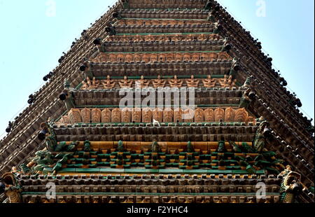 (150926)--HONGTONG, 26. September 2015 (Xinhua)--Foto aufgenommen am 25. September 2015 zeigt die Schnitzereien auf dem Feihong (Flying Rainbow) Turm am Guangsheng Tempel im Hongtong Grafschaft, Nord-China Shanxi Provinz. Die Guangsheng Tempel wurde zunächst im ersten Jahr (147 n. Chr.) der Jianhe Herrschaft der Östlichen Han-Dynastie (20-220 n. Chr.) eingerichtet. Der Tempel unterzog sich mehreren Schäden bei Erdbeben und einige Reparaturen in den letzten Jahren erlebt. Der fliegende Rainbow Tower, eines der charakteristischen Tempelarchitektur hat 13 Stockwerke mit einer Höhe von 47,31 m und ihr Flugzeug ist achteckig. Die w Stockfoto