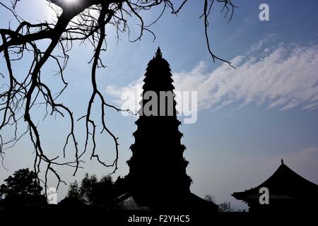 (150926)--HONGTONG, 26. September 2015 (Xinhua)--Foto aufgenommen am 25. September 2015 zeigt Feihong (Flying Rainbow) am Guangsheng Tempel im Hongtong Grafschaft, Nord-China Shanxi Provinz. Die Guangsheng Tempel wurde zunächst im ersten Jahr (147 n. Chr.) der Jianhe Herrschaft der Östlichen Han-Dynastie (20-220 n. Chr.) eingerichtet. Der Tempel unterzog sich mehreren Schäden bei Erdbeben und einige Reparaturen in den letzten Jahren erlebt. Der fliegende Rainbow Tower, eines der charakteristischen Tempelarchitektur hat 13 Stockwerke mit einer Höhe von 47,31 m und ihr Flugzeug ist achteckig. Der ganze Turm war decorat Stockfoto