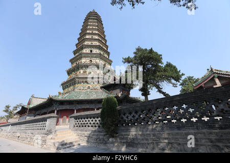 (150926)--HONGTONG, 26. September 2015 (Xinhua)--Foto aufgenommen am 25. September 2015 zeigt die Feihong (Flying Rainbow) Turm am Guangsheng Tempel im Hongtong Grafschaft, Nord-China Shanxi Provinz. Die Guangsheng Tempel wurde zunächst im ersten Jahr (147 n. Chr.) der Jianhe Herrschaft der Östlichen Han-Dynastie (20-220 n. Chr.) eingerichtet. Der Tempel unterzog sich mehreren Schäden bei Erdbeben und einige Reparaturen in den letzten Jahren erlebt. Der fliegende Rainbow Tower, eines der charakteristischen Tempelarchitektur hat 13 Stockwerke mit einer Höhe von 47,31 m und ihr Flugzeug ist achteckig. Der ganze Turm war d Stockfoto