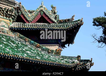 (150926)--HONGTONG, 26. September 2015 (Xinhua)--Foto aufgenommen am 25. September 2015 zeigt die Skulpturen auf dem Feihong (Flying Rainbow) Turm am Guangsheng Tempel im Hongtong Grafschaft, Nord-China Shanxi Provinz. Die Guangsheng Tempel wurde zunächst im ersten Jahr (147 n. Chr.) der Jianhe Herrschaft der Östlichen Han-Dynastie (20-220 n. Chr.) eingerichtet. Der Tempel unterzog sich mehreren Schäden bei Erdbeben und einige Reparaturen in den letzten Jahren erlebt. Der fliegende Rainbow Tower, eines der charakteristischen Tempelarchitektur hat 13 Stockwerke mit einer Höhe von 47,31 m und ihr Flugzeug ist achteckig. Die Stockfoto