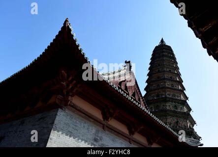 (150926)--HONGTONG, 26. September 2015 (Xinhua)--Foto aufgenommen am 25. September 2015 zeigt die Feihong (Flying Rainbow) Turm am Guangsheng Tempel im Hongtong Grafschaft, Nord-China Shanxi Provinz. Die Guangsheng Tempel wurde zunächst im ersten Jahr (147 n. Chr.) der Jianhe Herrschaft der Östlichen Han-Dynastie (20-220 n. Chr.) eingerichtet. Der Tempel unterzog sich mehreren Schäden bei Erdbeben und einige Reparaturen in den letzten Jahren erlebt. Der fliegende Rainbow Tower, eines der charakteristischen Tempelarchitektur hat 13 Stockwerke mit einer Höhe von 47,31 m und ihr Flugzeug ist achteckig. Der ganze Turm war d Stockfoto