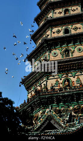 (150926)--HONGTONG, 26. September 2015 (Xinhua)--Foto aufgenommen am 25. September 2015 zeigt die Feihong (Flying Rainbow) Turm am Guangsheng Tempel im Hongtong Grafschaft, Nord-China Shanxi Provinz. Die Guangsheng Tempel wurde zunächst im ersten Jahr (147 n. Chr.) der Jianhe Herrschaft der Östlichen Han-Dynastie (20-220 n. Chr.) eingerichtet. Der Tempel unterzog sich mehreren Schäden bei Erdbeben und einige Reparaturen in den letzten Jahren erlebt. Der fliegende Rainbow Tower, eines der charakteristischen Tempelarchitektur hat 13 Stockwerke mit einer Höhe von 47,31 m und ihr Flugzeug ist achteckig. Der ganze Turm war d Stockfoto