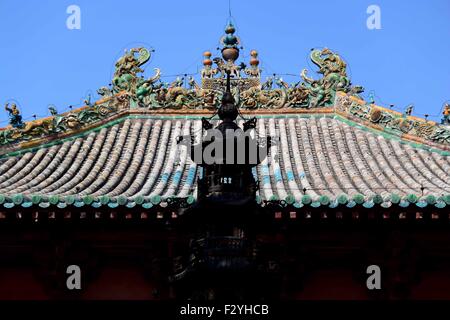 (150926)--HONGTONG, 26. September 2015 (Xinhua)--Foto aufgenommen am 25. September 2015 zeigt die Glasur Skulpturen auf der Oberseite der Feihong (Flying Rainbow) Turm am Guangsheng Tempel im Hongtong Grafschaft, Nord-China Shanxi Provinz. Die Guangsheng Tempel wurde zunächst im ersten Jahr (147 n. Chr.) der Jianhe Herrschaft der Östlichen Han-Dynastie (20-220 n. Chr.) eingerichtet. Der Tempel unterzog sich mehreren Schäden bei Erdbeben und einige Reparaturen in den letzten Jahren erlebt. Der fliegende Rainbow Tower, eines der charakteristischen Tempelarchitektur hat 13 Stockwerke mit 47,31 m hoch und ihr Flugzeug ich Stockfoto