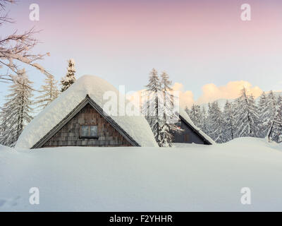 Winter Ferienhaus in Slowenien Alpen-Europa Stockfoto