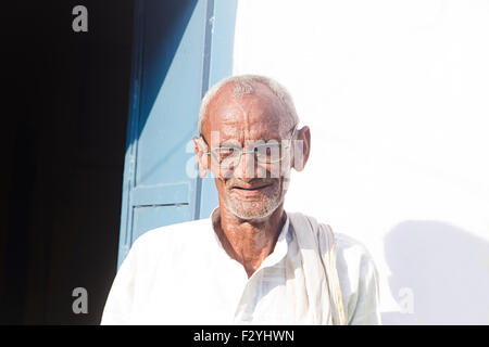 1 Indien ländlichen Dorfbewohner Senior stehende Haus Stockfoto