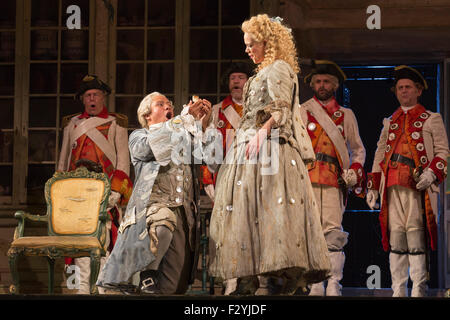 London, UK. 25/09/2015.Kathryn Rudge als Rosina mit Eleazar Rodriguez als Graf Almaviva. Generalprobe für die Gioachino Rossini-Oper der Barbier von Sevilla im London Coliseum. Die English National Opera-Produktion wird von Jonathan Miller mit Peter Relton wird der Revival-Direktor geleitet. 10 Aufführungen vom 28. September 2015. Die Aufführung am 19. Oktober 2015 wird live in Kinos in ganz Großbritannien und Irland sowie ausgewählten Kinos weltweit übertragen. Darsteller: Eleazar Rodriguez als Graf Almaviva, Morgan Pearse als Figaro, Kathryn Rudge als Rosina Stockfoto