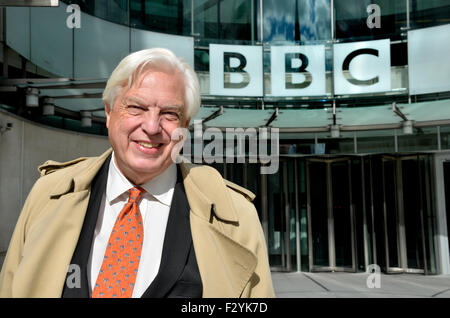 John Simpson CBE, World Affairs Editor von BBC News, außen neue Broadcasting House, London Stockfoto