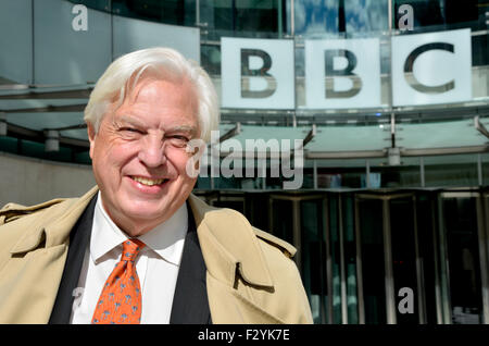 John Simpson CBE, World Affairs Editor von BBC News, außen neue Broadcasting House, London Stockfoto