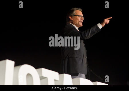 Katalanisch-Präsident ARTUR MAS richtet sich an das Publikum während der abschließenden Kampagne-Rallye 'Junts PEL Si' in Barcelona. Stockfoto