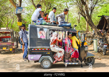 Eine Autorikscha, überladen mit Menschen, die eine Bedrohung für Passagiere und Verkehrsteilnehmer in Gujarat, Indien Stockfoto