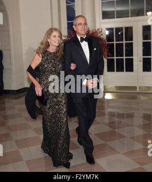 Washington DC, USA. 25. Sep 2015. Brian Roberts, Chairman und CEO von Comcast NBC / Universal Corporation und Aileen Roberts Ankunft im State Dinner für Chinas Präsident Xi und Madame Peng Liyuan im Weißen Haus in Washington, DC für einen offiziellen Staatsbesuch Freitag, 25. September 2015. Bildnachweis: Dpa picture Alliance/Alamy Live News Stockfoto