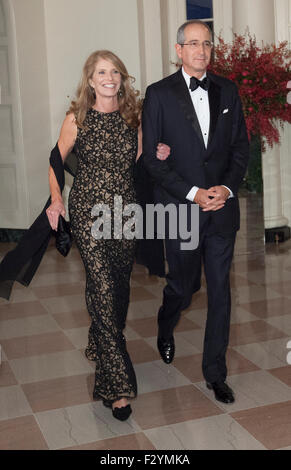 Washington DC, USA. 25. Sep 2015. Brian Roberts, Chairman und CEO von Comcast NBC / Universal Corporation und Aileen Roberts Ankunft im State Dinner für Chinas Präsident Xi und Madame Peng Liyuan im Weißen Haus in Washington, DC für einen offiziellen Staatsbesuch Freitag, 25. September 2015. Bildnachweis: Dpa picture Alliance/Alamy Live News Stockfoto