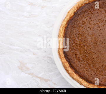 Nahaufnahme von hausgemachten Kürbis-Kuchen mit textfreiraum auf Küchenarbeitsplatte Stockfoto