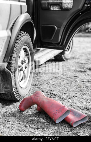 Hunter Wellingtons aufgegeben an der Seite von einem Landrover Discovery bei einem schnellen Schuhe Stockfoto