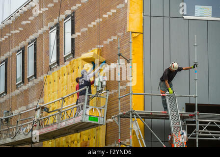 Paris, Frankreich, Arbeiter auf der Baustelle, Installation einer Wand-Glasfaserdämmung zu bestehenden Gebäuden, Nachrüstung der Architektur nachhaltige grüne Öko-Gebäude, Nachhaltigkeit der Bauarbeiter, Neubau, nachhaltige Baumaterialien, umweltfreundliche Gebäude modern, energieeffiziente renovierte Gebäude, grüne Arbeitsplätze, umweltfreundliche Gebäude Stockfoto