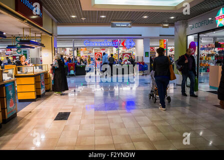 Paris, Frankreich, Menschen beim Einkaufen in französische Supermarkt Carrefour, Montreuil, innen-Shopping-Malls Stockfoto