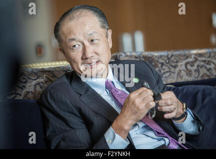 New York, USA. 25. Sep 2015. Weltbank-Präsident Jim Yong Kim reinigt seine Brille auf die Vereinten Nationen (UN) Nachhaltigkeitsgipfel in New York, USA, 25. September 2015. Foto: MICHAEL KAPPELER/Dpa/Alamy Live News Stockfoto