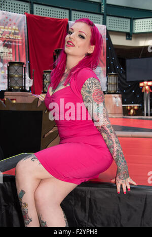 London, UK. 26. Sep 2015. Die 11. internationalen London Tattoo Convention am 26. September 2015 in Tobacco Dock Tower Hamlets, London, UK. Alternative tätowiert Modell Mz Knochen Credit: Terence Mendoza/Alamy Live News Stockfoto