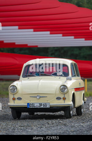 Lauchhammer, Deutschland. 26. Sep 2015. Carola Kuchinke und Joerg Pahlitzsch Lenkung ihr Trabant 600 P60 Auto Baujahr 1963 nehmen Teil an der 3. Elbflorenz-Rallye auf dem Gelände der Firma Vestas in Lauchhammer, Deutschland, 26. September 2015. Rund 150 Personen nahmen an der diesjährigen Oldtimer-Rallye aus Dresden in den südlichen Teil des Bundeslandes Brandenburg und zurück. Foto: PATRICK PLEUL/Dpa/Alamy Live News Stockfoto