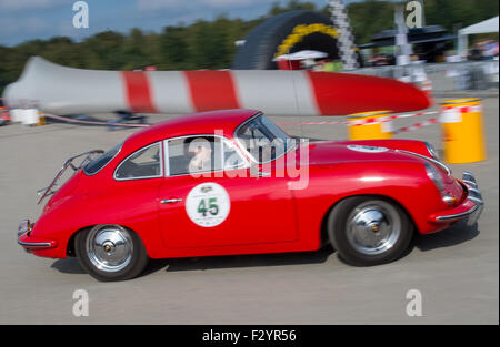 Lauchhammer, Deutschland. 26. Sep 2015. In ihrem Porsche 356 S Auto Baujahr 1962 die Teilnahme an der 3. Elbflorenz-Rallye auf dem Gelände der Firma Vestas in Lauchhammer, Deutschland, 26. September 2015. Rund 150 Personen nahmen an der diesjährigen Oldtimer-Rallye aus Dresden in den südlichen Teil des Bundeslandes Brandenburg und zurück. Foto: PATRICK PLEUL/Dpa/Alamy Live News Stockfoto