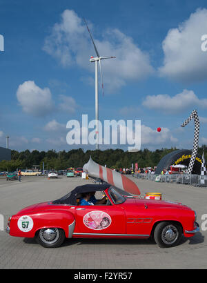 Lauchhammer, Deutschland. 26. Sep 2015. Im Wartburg 313 Auto Baujahr 1960 Teilnahme an der 3. Elbflorenz-Rallye auf dem Gelände der Firma Vestas in Lauchhammer, Deutschland, 26. September 2015. Rund 150 Personen nahmen an der diesjährigen Oldtimer-Rallye aus Dresden in den südlichen Teil des Bundeslandes Brandenburg und zurück. Foto: PATRICK PLEUL/Dpa/Alamy Live News Stockfoto