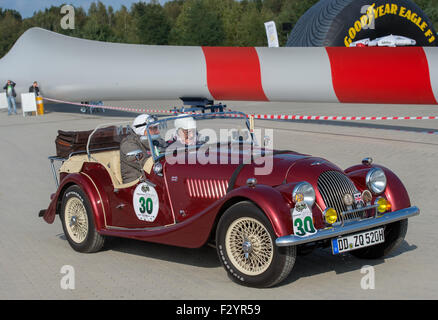 Lauchhammer, Deutschland. 26. Sep 2015. In ihrem Morgen 444 Auto Baujahr 1960 Teilnahme an der 3. Elbflorenz-Rallye auf dem Gelände der Firma Vestas in Lauchhammer, Deutschland, 26. September 2015. Rund 150 Personen nahmen an der diesjährigen Oldtimer-Rallye aus Dresden in den südlichen Teil des Bundeslandes Brandenburg und zurück. Foto: PATRICK PLEUL/Dpa/Alamy Live News Stockfoto