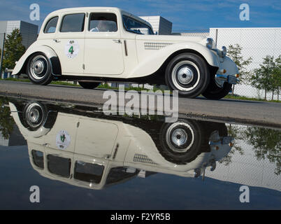 Lauchhammer, Deutschland. 26. Sep 2015. Teilnehmer in ihrem Adler Trumpf 1,7 EV Auto 1936 erbaute beteiligen sich an der 3. Elbflorenz-Rallye auf dem Gelände der Firma Vestas in Lauchhammer, Deutschland, 26. September 2015. Rund 150 Personen nahmen an der diesjährigen Oldtimer-Rallye aus Dresden in den südlichen Teil des Bundeslandes Brandenburg und zurück. Foto: PATRICK PLEUL/Dpa/Alamy Live News Stockfoto