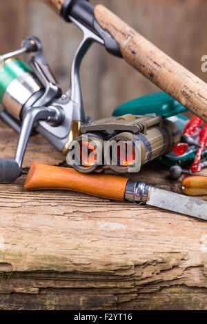 Angeln und Tourismus Ausrüstung auf Holz Brett Stockfoto