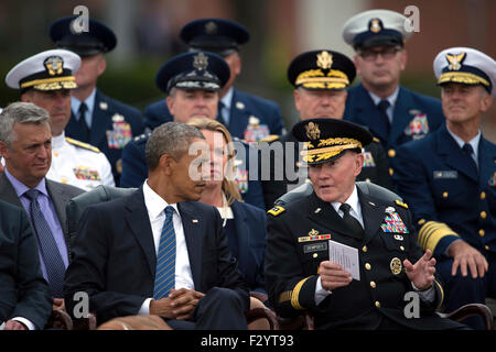 Arlington, Virginia, USA. 25. Sep 2015. US-Präsident Barack Obama spricht mit scheidender Vorsitzender der Joint Chiefs General Martin Dempsey bei einem Wechsel der Verantwortung Zeremonie am Joint Base Myer-Henderson Hall 25. September 2015 in Arlington, Virginia. General Dempsey zieht sich aus dem Militär nach 41 Jahren im Dienst und von Marine General Joseph Dunford gelungen ist. Stockfoto