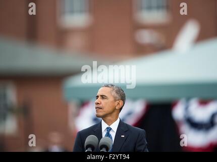 Arlington, Virginia, USA. 25. Sep 2015. US-Präsident Barack Obama liefert Bemerkungen, scheidender Vorsitzender der Joint Chiefs General Martin Dempsey bei einem Wechsel der Verantwortung Zeremonie am Joint Base Myer-Henderson Hall 25. September 2015 in Arlington, Virginia. General Dempsey zieht sich aus dem Militär nach 41 Jahren im Dienst und von Marine General Joseph Dunford gelungen ist. Stockfoto