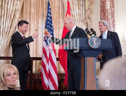 Washington DC, USA. 25. Sep 2015.  US-Vizepräsident Joe Biden hebt sein Glas chinesischen Staatspräsidenten Xi Jinping bei einem Staat Mittagessen zu Ehren der chinesische Präsident Toast als Secretary Of State John Kerry Blick auf auf das Department of State 25. September 2015 in Washington, DC. Stockfoto