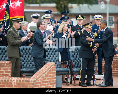 US-Präsident Barack Obama Dank scheidenden Vorsitzender der Joint Chiefs General Martin Dempsey als Verteidigungsminister Ashton Carter (Mitte) und General Joseph Dunford Jr., der neue Joint Chiefs Vorsitzender Blick auf bei einem Wechsel der Verantwortung Zeremonie Joint Base Myer-Henderson Hall 25. September 2015 in Arlington, Virginia. Stockfoto