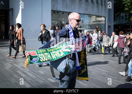 Birmingham, Vereinigtes Königreich. 26. Sep 2015. Straße Verkäufer vor heute das Spiel zwischen Südafrika und Samoa, Stadtzentrum von Birmingham. Bildnachweis: IFIMAGE/Alamy Live-Nachrichten Stockfoto