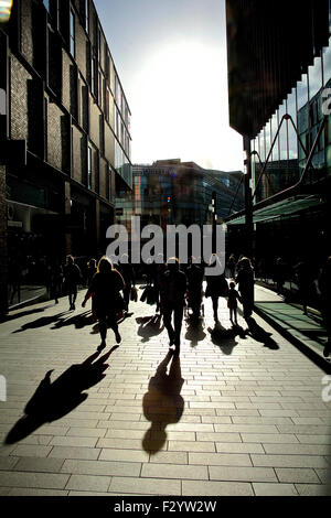 Liverpool One, Liverpool, United Kingdom, 25. September 2015Shadow Shopper am späten Nachmittag Sonne scheint hell half Liverpool Shopper Schatten beim verlassen von Liverpool ein Shopping Komplex Credit: David Billinge/Alamy Live News Stockfoto