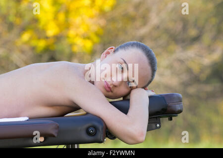 Kaukasische Frau liegend auf eine Massage Tisch outdoorsp Stockfoto