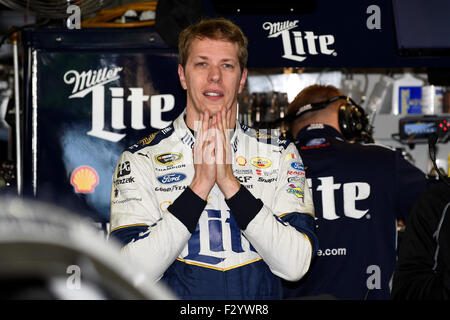 Loudon, NH USA. 26. Sep 2015. Sprint-Cup-Serie-Fahrers Brad Keselowski (2) wartet in der Garage bei einem Morgentraining in Vorbereitung auf das Rennen der NASCAR Sprint Cup Series Sylvania 300 statt auf dem New Hampshire Motor Speedway in Loudon, New Hampshire. Eric Canha/CSM/Alamy Live-Nachrichten Stockfoto