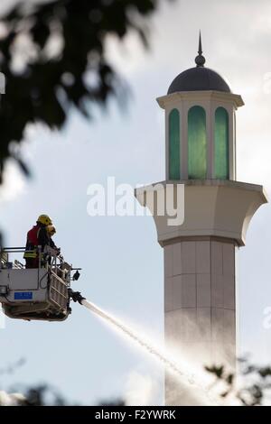 Morden, Süd-West-London, UK, 26. Sep, 2015. Bild zeigt Feuerwehrleute aus London Feuerwehr Bekämpfung ein großes Feuer im Süden Morden Moschee Fire, London, U Credit: © Jeff Gilbert/Alamy Live News Stockfoto