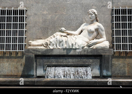 Statue mit der Darstellung der Fluss Dora Riparia in Piazza CLN Turin. Stockfoto