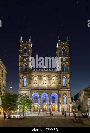 Ein Blick auf die Notre-Dame-Basilika in Montreal in der Nacht mit Textfreiraum Stockfoto