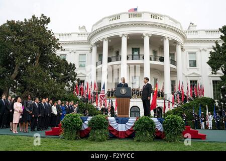 Washington DC, USA. 25. Sep 2015. US-Präsident Barack Obama begrüßt chinesischen Staatspräsidenten Xi Jinping während der Ankunft Zeremonie auf dem South Lawn des weißen Hauses 25. September 2015 in Washington, DC. Stockfoto