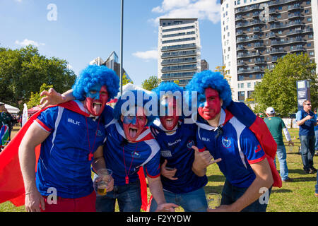 Eastside Park Birmingham, UK, Samstag, 26. September 2015. Samoa Rugby-Fans genießen die Sonne auf der Fan-Zone vor dem Pool B Rugby World Cup Spiel Südafrika V Samoa bei der Villa Park Credit: David Holbrook/Alamy Live News Stockfoto