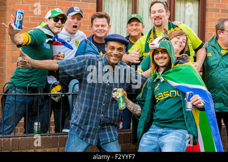 Birmingham, UK, Samstag, 26. September 2015.  South African Rugby-Fans und Einheimischen einen Drink zusammen vor dem Pool B Rugby World Cup Spiel Südafrika V Samoa bei der Villa Park Credit: David Holbrook/Alamy Live News Stockfoto