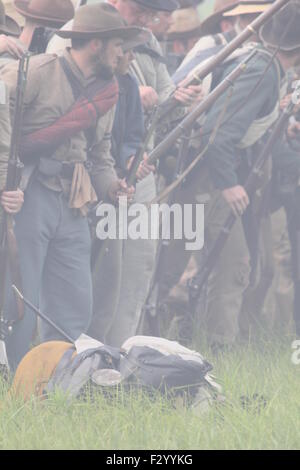 Rauch verdeckt Konföderierten Bürgerkrieg Reenactors hinter eines gefallenen Soldaten an den 150. Jahrestag der Schlacht von Gettysburg. Stockfoto