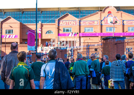 Birmingham, UK, Samstag, 26. September 2015. Rugby-Fans unterwegs in Villa Park Football Ground vor dem Pool B Rugby World Cup South Africa V Samoa Credit entsprechen: David Holbrook/Alamy Live News Stockfoto