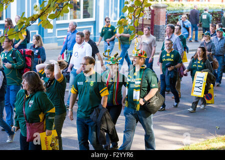 Birmingham, UK, Samstag, 26. September 2015. Rugby-Fans unterwegs in Villa Park Football Ground vor dem Pool B Rugby World Cup South Africa V Samoa Credit entsprechen: David Holbrook/Alamy Live News Stockfoto